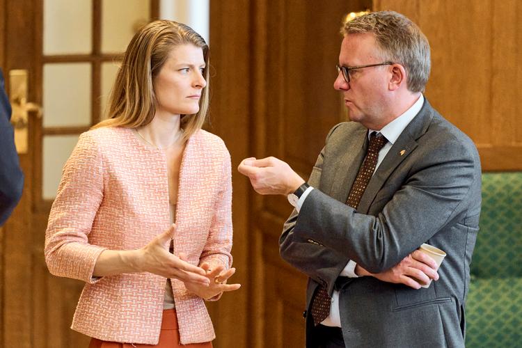 Ane Halsboe-Jørgensen (S) stands alongside Morten Bødskov (S) during the closing debate in the Danish Parliament on Wednesday, May 21. The government plans to exempt more groups from the work obligation. However, children of expats will not be exempted, according to a response Ane Halsboe-Jørgensen has sent to the Parliament. Foto: Thomas Traasdahl/Ritzau Scanpix