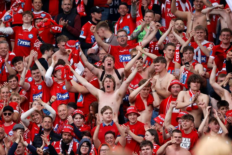 Parken var proppet til bristepunktet i sidste års pokalfinale med blandt andet 12.000 Silkeborg-fans. I år får under halvt så mange silkeborgensere mulighed for at opleve en pokalfinale fra lægterne. Foto: Jens Dresling