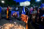 Folk stimlede torsdag aften sammen på Lafayette Square over for Det Hvide Hus i Washington, D.C.., for at mindes de to dræbte ansatte ved Israels ambassade. Foto: Mandel Ngan/Ritzau Scanpix