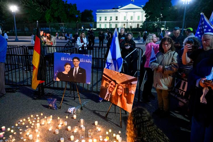 Folk stimlede torsdag aften sammen på Lafayette Square over for Det Hvide Hus i Washington, D.C.., for at mindes de to dræbte ansatte ved Israels ambassade. Foto: Mandel Ngan/Ritzau Scanpix