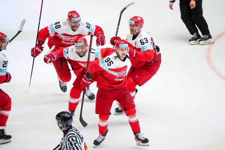 De danske spillere var i forståeligt nok i ekstase efter kampen. Glæden hjemme foran skærmen var næsten lige så stor.  Foto: Bo Amstrup/Ritzau Scanpix