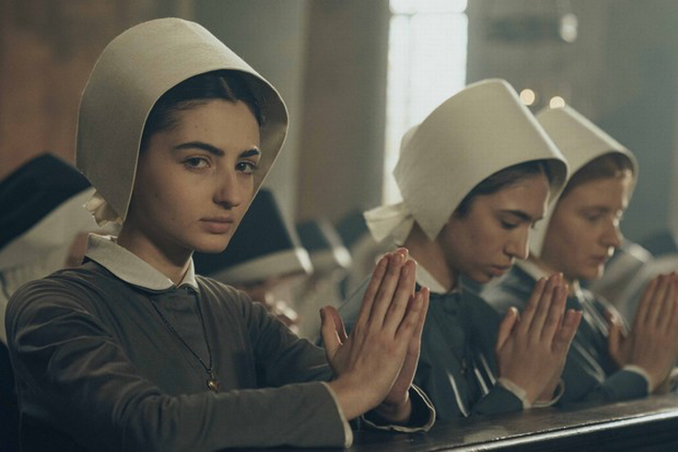 Efter at have mistet sine forældre anbringes Modesta i et kloster, hvor hun ikke rigtig passer ind. Foto: SkyShowtime