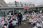 Demonstranter blokerede i februar  ulovligt indgangen til rederiet Mærsks hovedkvarter på Esplanaden i København i protest mod, at de mener Mærsk transporterer militært udstyr til Israel.  Mærsk afviser dog, at rederiet transporterer våben og ammunition på vegne af den amerikanske stat. Foto: Jacob Ehrbahn