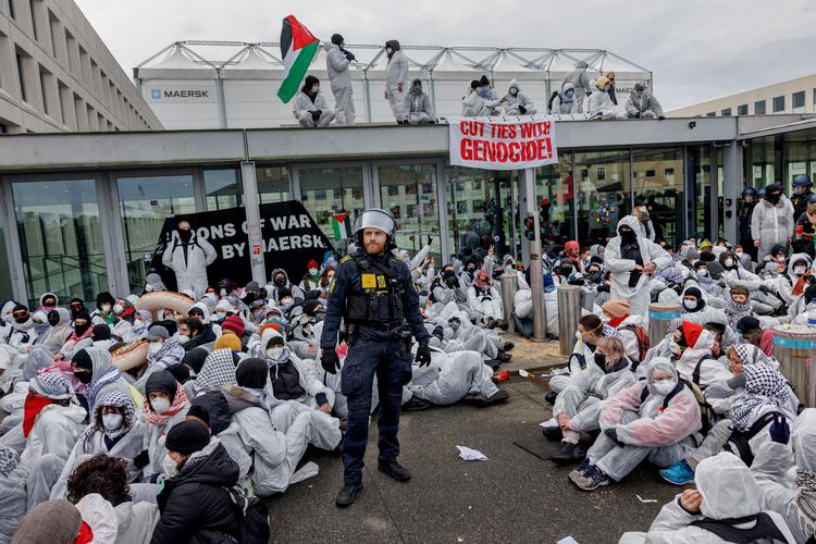 Demonstranter blokerede i februar  ulovligt indgangen til rederiet Mærsks hovedkvarter på Esplanaden i København i protest mod, at de mener Mærsk transporterer militært udstyr til Israel.  Mærsk afviser dog, at rederiet transporterer våben og ammunition på vegne af den amerikanske stat. Foto: Jacob Ehrbahn