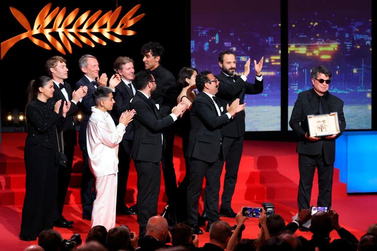 Da filminstruktør Jafar Panahi endelig kom på scenen med hele sit filmcrew bag sig, flød tårerne frit hos både publikum og de af filmens skuespillere, der var med instruktøren i Cannes. Foto: Sameer Al-doumy/Ritzau Scanpix