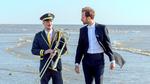 Pierre Lottin som Jimmy Lecocq og Benjamin Lavernhe som Thibaut Desormeaux spiller filmens to umage brødre fra hver sin ende af det franske klassesamfund.  Foto: Scanbox