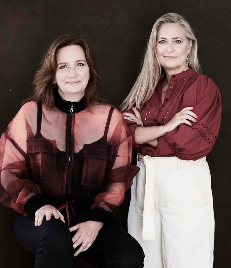 Helle Bertram (tv) og Camilla W. Trustrup har begge oplevet, hvad det betyder, når forældre dedikerer sig til Jehovas Vidner. Foto: Pr-foto: Stine Heilmann
