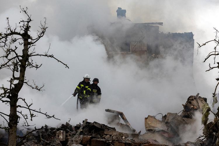 Brandmænd slukker ilden i et hus, der er ødelagt efter et russisk raketangeb i Markhalivka. Foto: Thomas Peter/Ritzau Scanpix