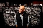 Den brasilianske fotograf Sebastião Salgado rejste Amazonas tyndt gennem adskillige år. Her åbner han en udstilling om Amazonas i Los Angeles i 2022. Foto: Mario Tama/Ritzau Scanpix