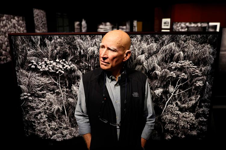 Den brasilianske fotograf Sebastião Salgado rejste Amazonas tyndt gennem adskillige år. Her åbner han en udstilling om Amazonas i Los Angeles i 2022. Foto: Mario Tama/Ritzau Scanpix