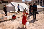Der bliver hentet drikkevand i en palæstinensisk teltlejr for internt fordrevne i Gaza By. Foto: Bashar Taleb/Ritzau Scanpix