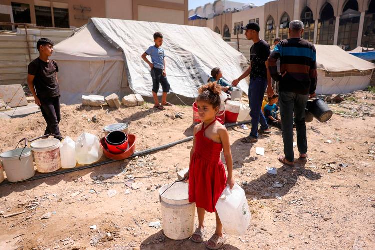 Der bliver hentet drikkevand i en palæstinensisk teltlejr for internt fordrevne i Gaza By. Foto: Bashar Taleb/Ritzau Scanpix