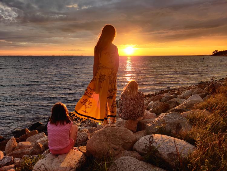 Københavns Lærerforenings Kolonier har sendt børn på sommerferie i 126 år. Her går solen ned over kolonien Thorøgaard ved Assens. Foto: Sofie Vester