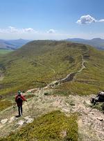 Fra Pen Trumau Mynydd Llysiau går stien ned gennem en lille slugt før opstigningen til Pen Cerrig-calch. 