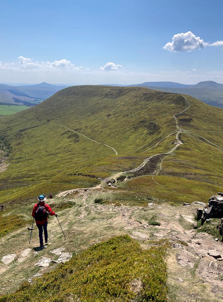Fra Pen Trumau Mynydd Llysiau går stien ned gennem en lille slugt før opstigningen til Pen Cerrig-calch. 