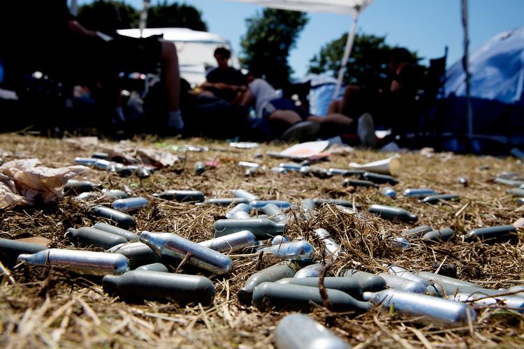 Lattergasloven trådte i kraft i 2020. Den gør det blandt andet forbudt at sælge lattergas til unge under 18 år og at sælge mere end to patroner ad gangen til private. Foto: Thomas Borberg