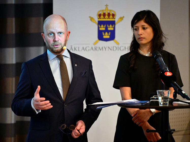 Henrik Olin og Reena Devgun fra den svenske anklagemyndighed holder pressemøde tirsdag for at bekendtgøre tiltalen mod Osama Krayem. Foto: Jonas Ekstromer/Ritzau Scanpix