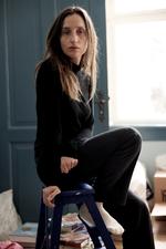 Amalie Langballe kan egentlig godt lide at læse bøger, der formår at dvæle ved noget småt og hverdagsagtigt, fortæller hun. Men selv er hun mere optaget af ekstremer som forfatter. Derfor er ’Elskende’ også en roman, der beskæftiger sig med yderpunkter. Ikke mindst kropsligt.   Foto: Jacob Ehrbahn