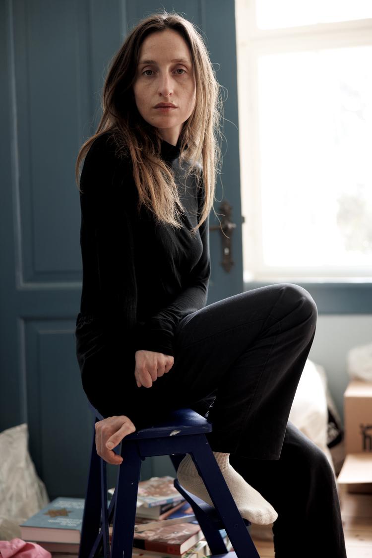 Amalie Langballe kan egentlig godt lide at læse bøger, der formår at dvæle ved noget småt og hverdagsagtigt, fortæller hun. Men selv er hun mere optaget af ekstremer som forfatter. Derfor er ’Elskende’ også en roman, der beskæftiger sig med yderpunkter. Ikke mindst kropsligt.   Foto: Jacob Ehrbahn