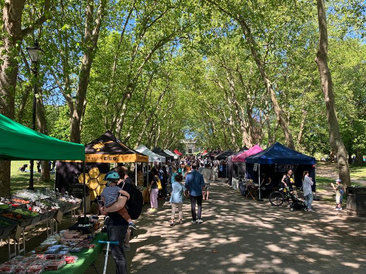 Crystal Palace Food Market har udvidet med et søndagsmarked kun med streetfood i en skyggefuld allé i Crystal Palace-parken. 