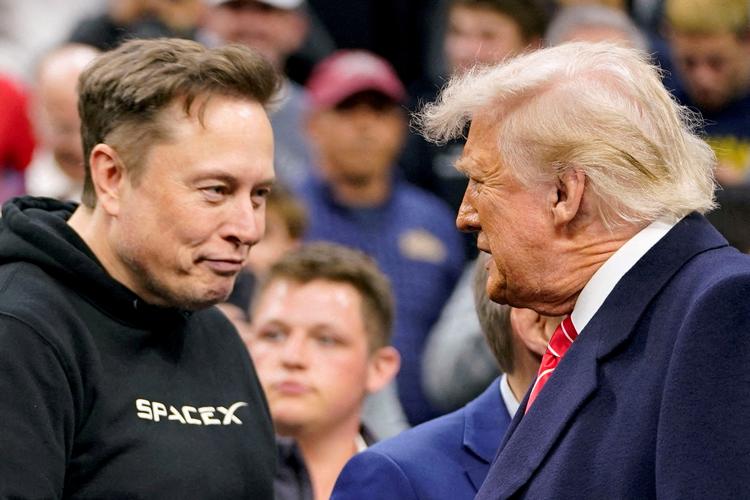 Teslas administrerende direktør, Elon Musk, sammen med USA's præsident, Donald Trump, i Pennsylvania i marts 2025. Foto: Nathan Howard/Ritzau Scanpix