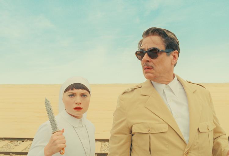 Mia Threapleton som nonnen Liesl og Benicio del Toro som patriarken Zsa-zsa Korda i Wes Andersons 'The Phoenician Scheme', der var udtaget til hovedkonkurrencen i den netop overståede Cannes-filmfestival. Filmen vandt ingen priser. Foto: TPS Productions/Focus Features