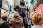Folk står i kø for at fotografere skulpturen 'Grounded in the Stars', som er opstillet på Times Square midt i New York fra 29. april til 14. juni. Mange kritikere har dog opfordret til, at statuen bliver fjernet før tid. Foto: Sebastian Skov Andersen