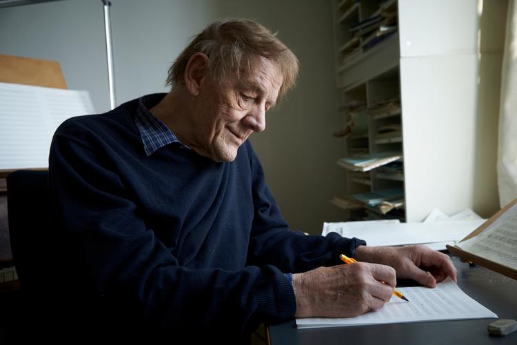 Per Nørgård fotograferet i gang med at komponere sin musik. Hans betydning i vor tid kan sammenlignes med Carl Nielsens i hans samtid. Foto: Lars Skaaning