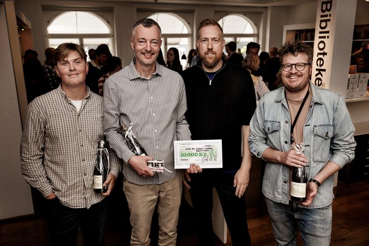 Holdet bag artikel- og podcastserien 'Fodbold i flammer' og 'Blod på trøjen' modtager Hørup-prisen 2025.
Fra venstre: Magnus Kofoed Lassen, Christian Heide-Jørgensen, Jeppe Laursen Brock og Jonas Schrøder-Andreasen Foto: Jacob Ehrbahn