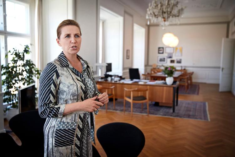 Statsminister Mette Frederiksen (S) har haft besøg af tyske Der Spiegel på sit kontor, og journalisterne kunne ikke lade være med at bemærke, at det ligner det fra tv-hitserien 'Borgen'. Arkivfoto:  Jens Dresling