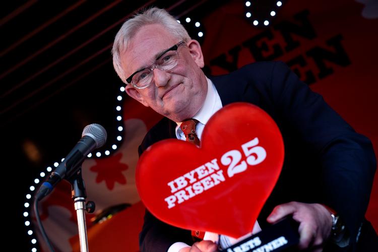 Det var en stolt Søren Ulrik Thomsen, der onsdag aften modtog Ibyen Prisens hovedpris, Årets Københavner, i Byhaven ved Pumpehuset.  Foto: Finn Frandsen