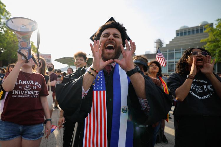 Medlemmer af Harvard-samfundet deltager i et Harvard Stand United-rally for at støtte og fejre skolens internationale studerende ved Harvard University, Massachusetts, USA, 27. maj 2025 Foto: Brian Snyder/Ritzau Scanpix