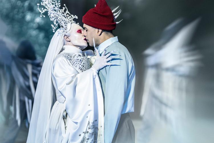 Hvem vil ikke gerne snave med en snedronning? Mille Lehfeldts kys gør Alvin Olid Bursøe til en misogyn mandebaby.  Foto: Camilla Winther