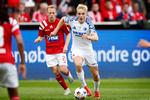 Efter at være blevet udtaget til landsholdet løb Victor Froholdt (th.) fra Anders Klynge, da FC Købehavn vandt den anden titel på fire dage. Foto: Jens Dresling