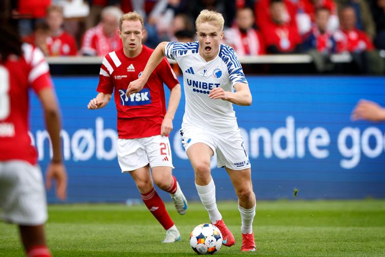 Efter at være blevet udtaget til landsholdet løb Victor Froholdt (th.) fra Anders Klynge, da FC Købehavn vandt den anden titel på fire dage. Foto: Jens Dresling