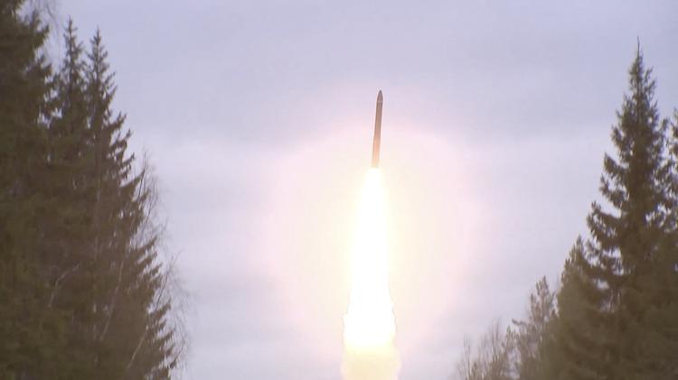 Et interkontinentalt missil affyres under en øvelse i Rusland. Foto: Russian Defence Ministry/Ritzau Scanpix