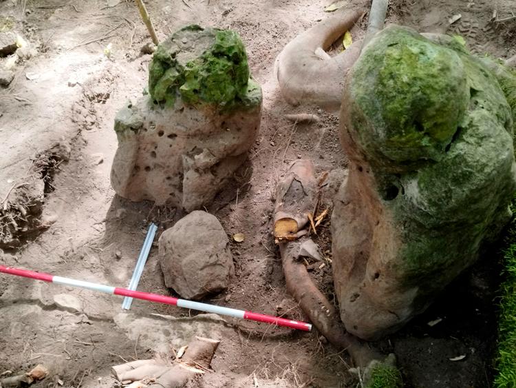 Landsbyen er blevet døbt Los Abuelos - bedsteforældrene - fordi man fandt disse ti menneskeformede skulpturer i området. De menes at forestille et forfædrepar.  Foto: Handout/Ritzau Scanpix