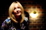 J.K. Rowling modtog i 2010 H.C.Andersen-prisen i Odense Koncerthus.  I dag gør hun sig mest bemærket for sine kritiske holdninger til transpersoner, der har fået flere til at boykotte forfatterens arbejde.  Foto: Carsten Andreasen