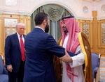 Ahmed al-Sharaa - Syriens ny leder, møder den saudiske magthaver, Mohammed Bin-Salman, og USAs præsident Trump. De ønsker at give ham en ny chance, fri for økonomiske sanktioner.
 Foto: Saudi Press Agency/Ritzau Scanpix