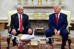 Præsident Trump fortæller Benjamin Netanyahu, at USA vil forhandle med Iran. Nu beder han den israelske leder om ikke at bombe Iran under forhandlingerne. 
 Foto: Kevin Mohatt/Ritzau Scanpix