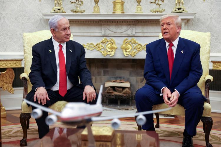 Præsident Trump fortæller Benjamin Netanyahu, at USA vil forhandle med Iran. Nu beder han den israelske leder om ikke at bombe Iran under forhandlingerne. 
 Foto: Kevin Mohatt/Ritzau Scanpix