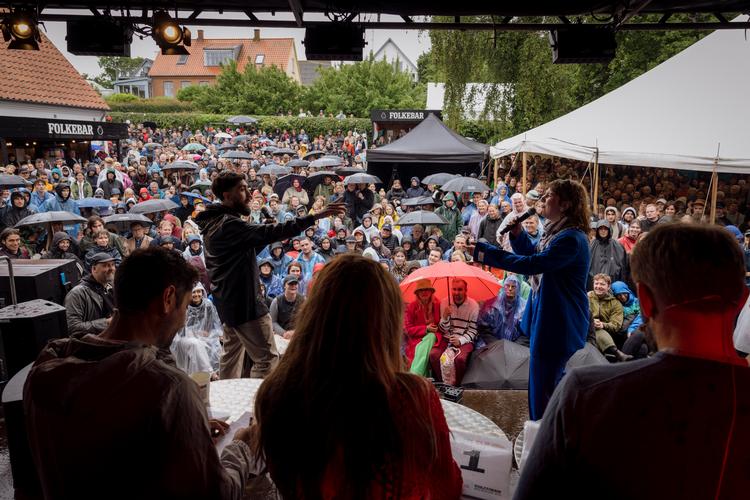 Der går historier om, at en politiker fik tilbudt et værelse med fire køjesenge til 12.000 kroner per seng for fire dage. Foto: Emil Bay