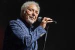 Det ellers så karakteristiske blottede bryst blev inde bag skjorten, da Tom Jones optrådte på Smukfest i 2018. Men der blev stadig kastet trusser på scenen. 19. juli optræder han i Danmark igen - denne gang i Tivoli.  Foto: Olivia Loftlund