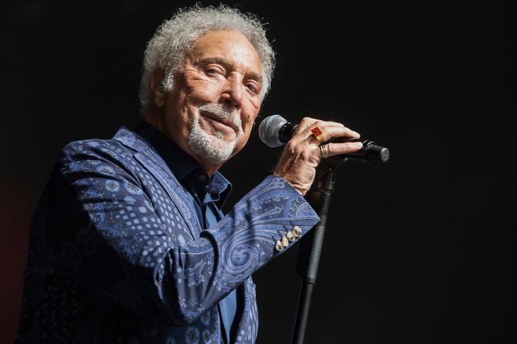 Det ellers så karakteristiske blottede bryst blev inde bag skjorten, da Tom Jones optrådte på Smukfest i 2018. Men der blev stadig kastet trusser på scenen. 19. juli optræder han i Danmark igen - denne gang i Tivoli.  Foto: Olivia Loftlund