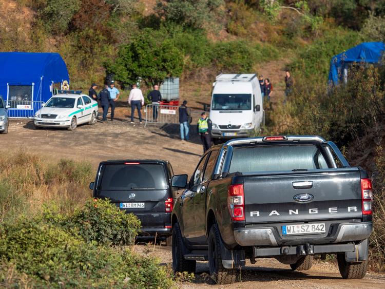Portugisiske og tyske betjente fotograferet i 2023, mens de undersøger det området i Algarve, hvor Madeleine McCann forsvandt i 2007. Foto: Stringer/Ritzau Scanpix