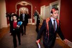 Daværende statsminister Anders Fogh Rasmussen (V) blev angrebet med maling af aktivister fra Globale Rødder foran Udenrigspolitisk Nævn på Christiansborg i 2003. Foto: Jens Dresling