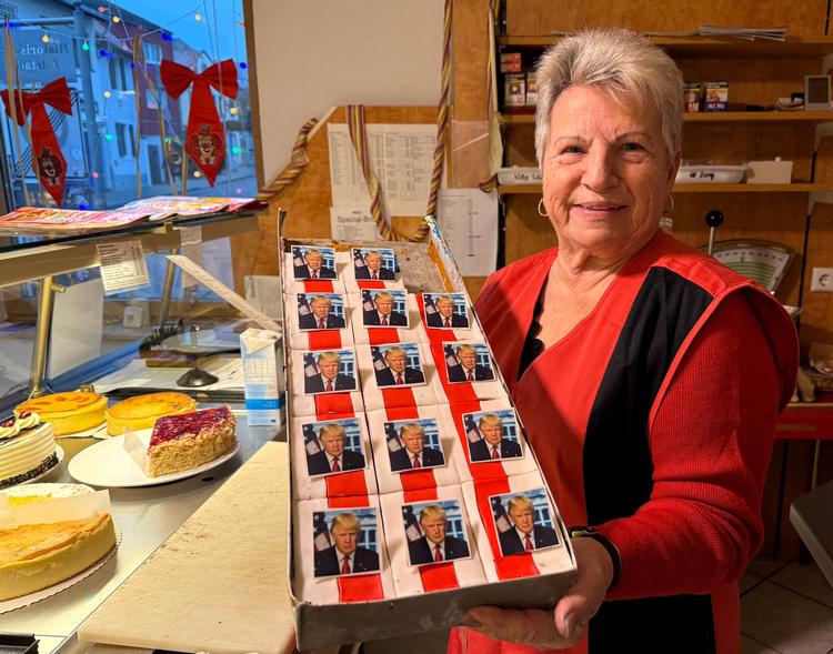 Ursula Trump har solgt Trump-kager dekoreret med et spiseligt portræt af Donald Trump i sit bageri Trump Bäkerei. Det er slut nu.  Foto: Timm Reichert/Ritzau Scanpix