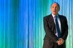 Timothy John Berners-Lee opfandt World Wide Web for at gøre det lettere for forskere at udveksle dokumenter. Her får han Gottlieb Duttweiler-prisen i 2015 i Zurich. Foto: Anthony Anex/Ritzau Scanpix