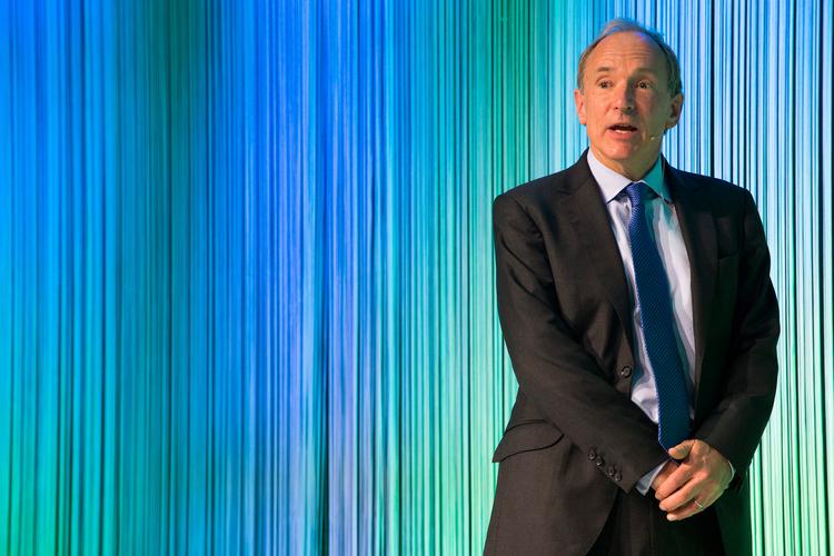 Timothy John Berners-Lee opfandt World Wide Web for at gøre det lettere for forskere at udveksle dokumenter. Her får han Gottlieb Duttweiler-prisen i 2015 i Zurich. Foto: Anthony Anex/Ritzau Scanpix