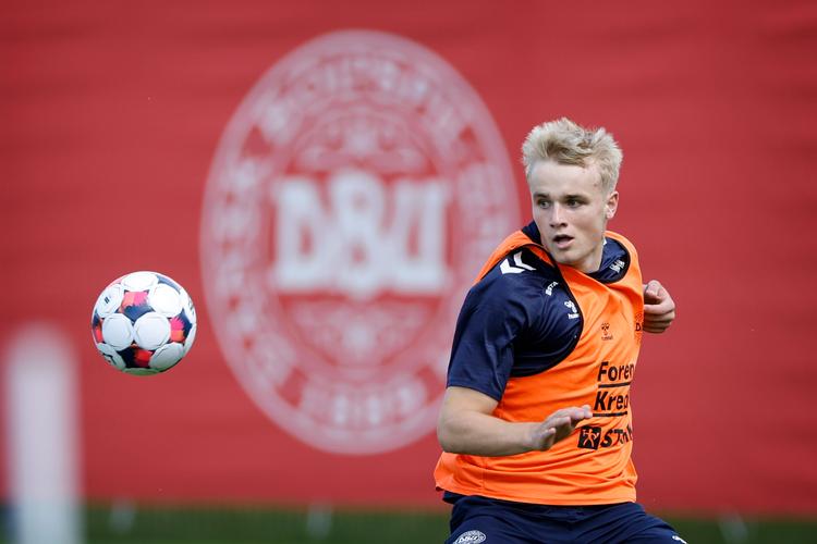 Gode præstationer i foråret har øget presset på den unge FCK- og landsholdsspiller Victor Froholdt, men ifølge ham selv kommer det største pres ikke udefra. Foto: Jens Dresling